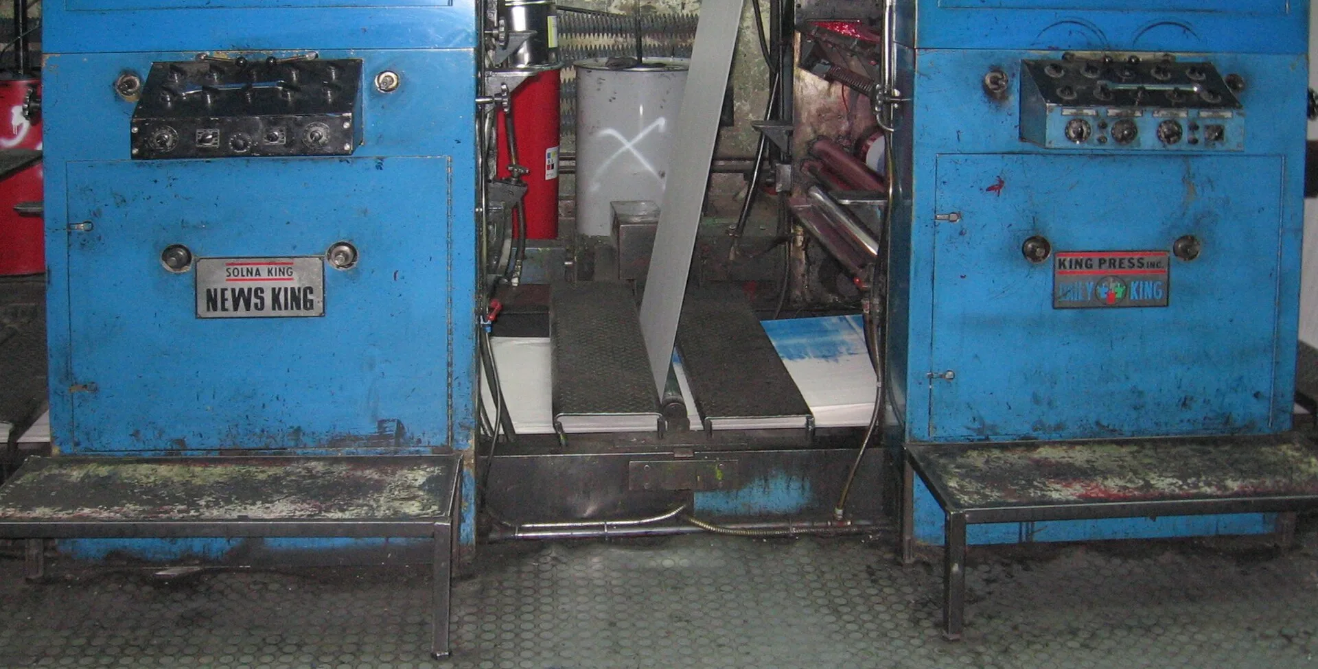 wieże drukujące małej rolowej maszyny offsetowej: z lewej wieża Solna -King, z prawej King-Press. Buying a printing press in Canada: CBSA duty and GST/HST