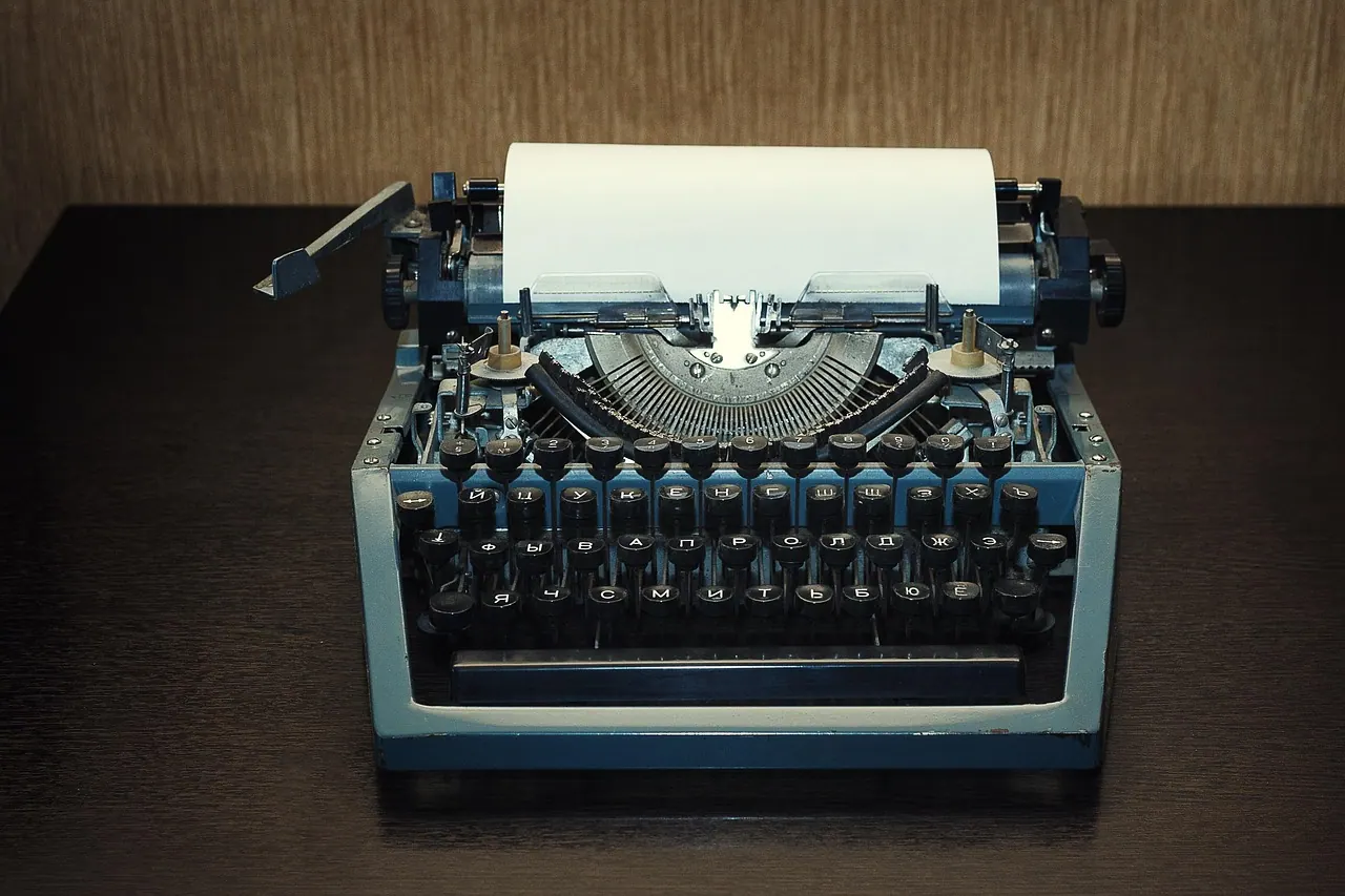 typewriter, no one, retro, type, outdated, text, technology, old, paper, office, journalist, keyboard, equipment, print, letter, nostalgia, machine, typewriter, typewriter, outdate